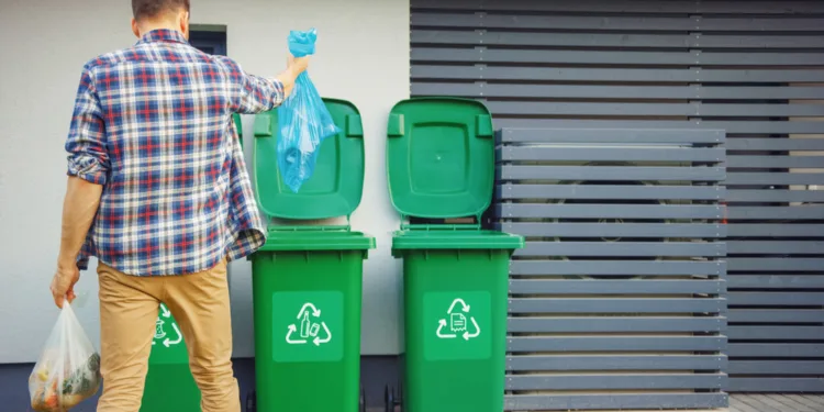 Cara Satpam Mengarahkan Pengunjung Buang Sampah di Tempatnya