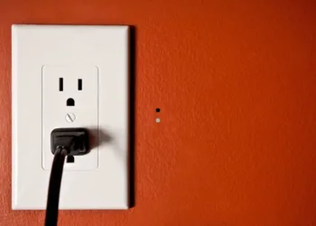 lepas colokan listrik