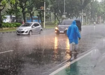 Menjaga Fisik Satpam Tetap Fit di Musim Hujan