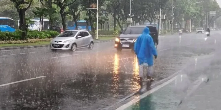 Menjaga Fisik Satpam Tetap Fit di Musim Hujan