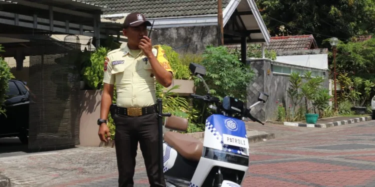 satpam ramah anak di perumahan