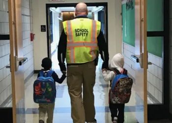 Satpam Ramah Anak: Membangun Rasa Aman di Mata Si Kecil