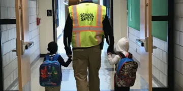 Satpam Ramah Anak: Membangun Rasa Aman di Mata Si Kecil