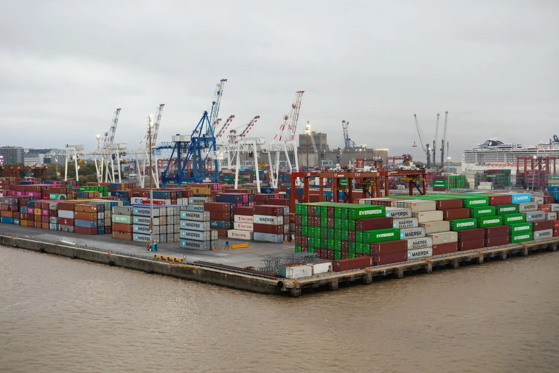 ARMO Cargo Layani Jasa Import Laut dan Udara secara Aman dan Efisien